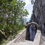 Dei Limoni Con Terrazza E Discesa A Mare