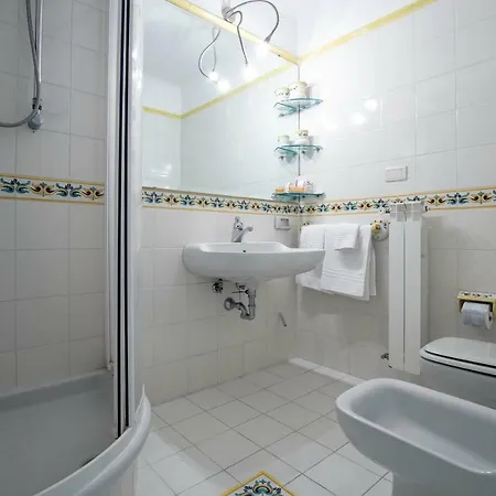 Dei Limoni Con Terrazza E Discesa A Mare *