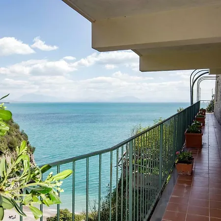 Dei Limoni Con Terrazza E Discesa A Mare エルキエ