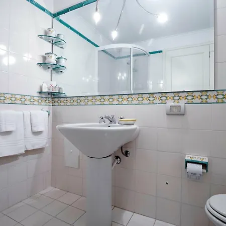 Dei Limoni Con Terrazza E Discesa A Mare