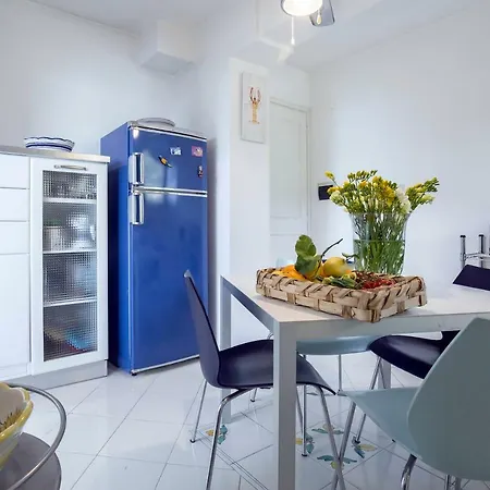 Dei Limoni Con Terrazza E Discesa A Mare *