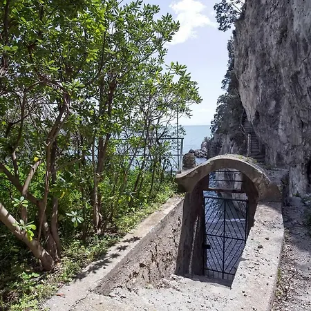 Dei Limoni Con Terrazza E Discesa A Mare