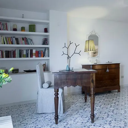 Dei Limoni Con Terrazza E Discesa A Mare *