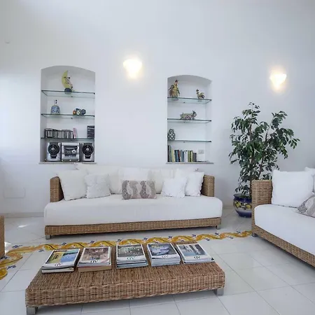 Dei Limoni Con Terrazza E Discesa A Mare