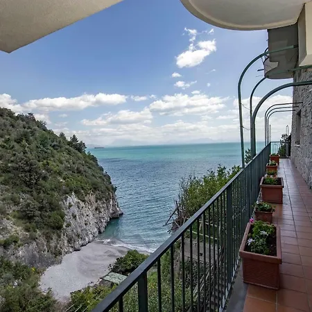 Dei Limoni Con Terrazza E Discesa A Mare