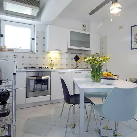 Dei Limoni Con Terrazza E Discesa A Mare