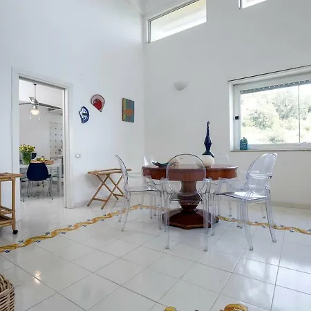 Dei Limoni Con Terrazza E Discesa A Mare