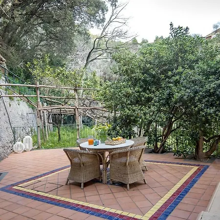 Dei Limoni Con Terrazza E Discesa A Mare