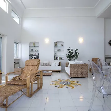 Dei Limoni Con Terrazza E Discesa A Mare