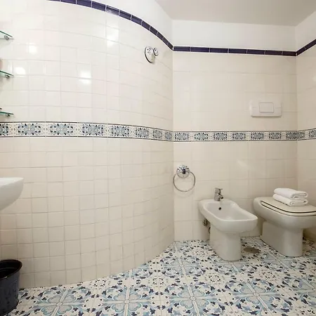 Dei Limoni Con Terrazza E Discesa A Mare *